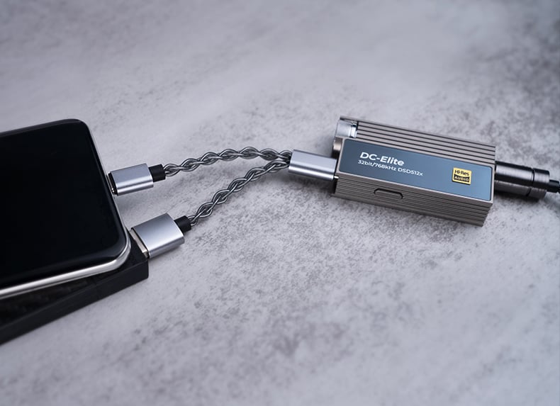 CB19 connected to DC-Elite DAC, phone and power bank