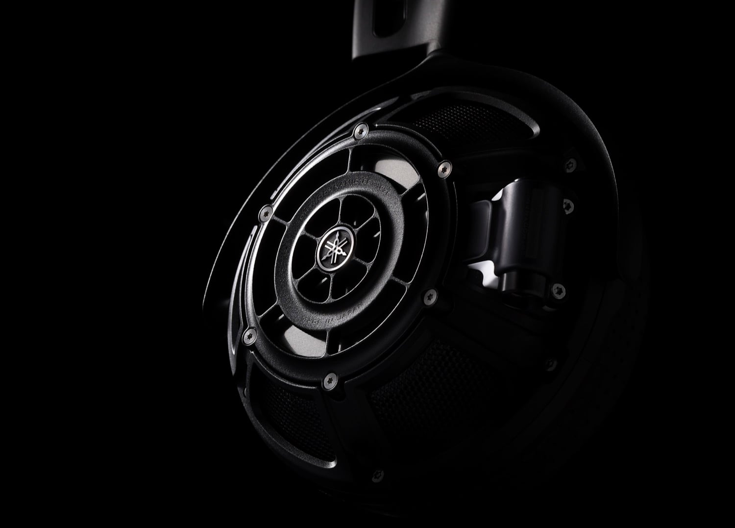 Photo of side of Yamaha YH-4000SE against black background